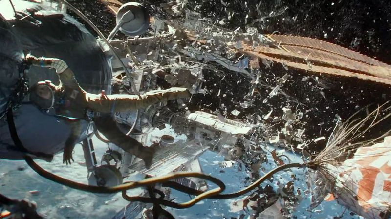 Esperemos que nuestros astronautas nunca se vean cara a cara con una aterradora nube de residuos espaciales, como Sandra Bullock en Gravity. Imagen: Warner Brothers